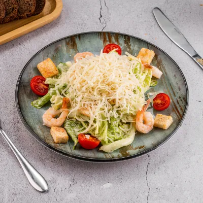 Салат Цезарь с тигровыми креветками